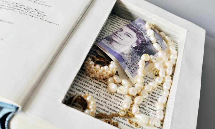 Сейф в книге