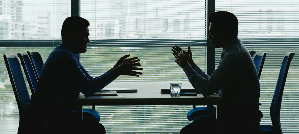 Скрытая камера в часах на встрече для скрытой записи обстановки.