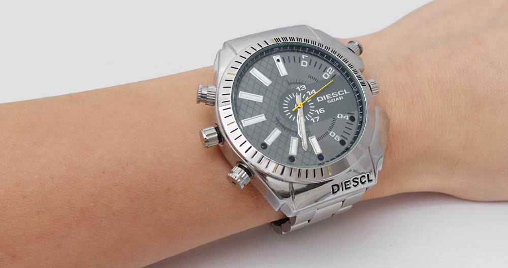 Скрытая в часах камера на руке для неприметной записи вокруг.