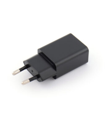 Адаптер питания для камеры в настольных часах.